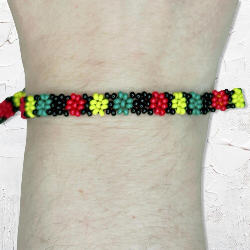 6618. Green Glass Seed Bead Floral Bracelet